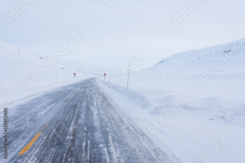 Landstraße mit Schnee © Bildgigant