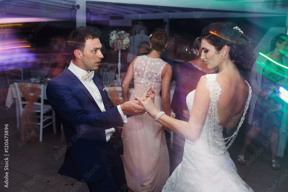 Naklejka premium Wedding dance in restaurant hall