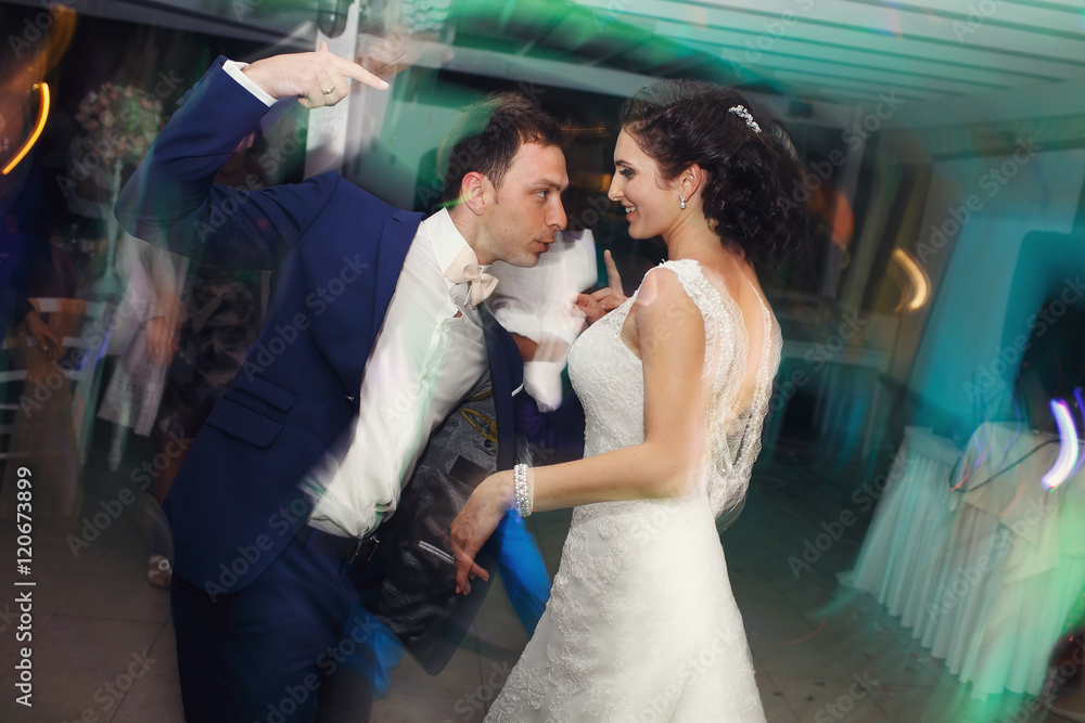 Fototapeta premium Wedding dance in restaurant hall
