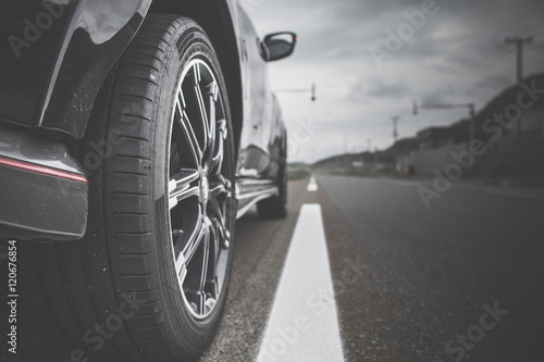 車のタイヤと道路 © beeboys