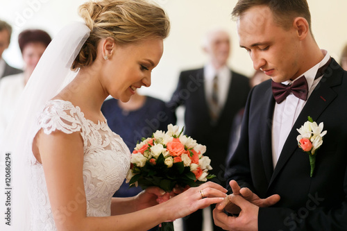 Obraz na plátne Newlyweds and wedding rings