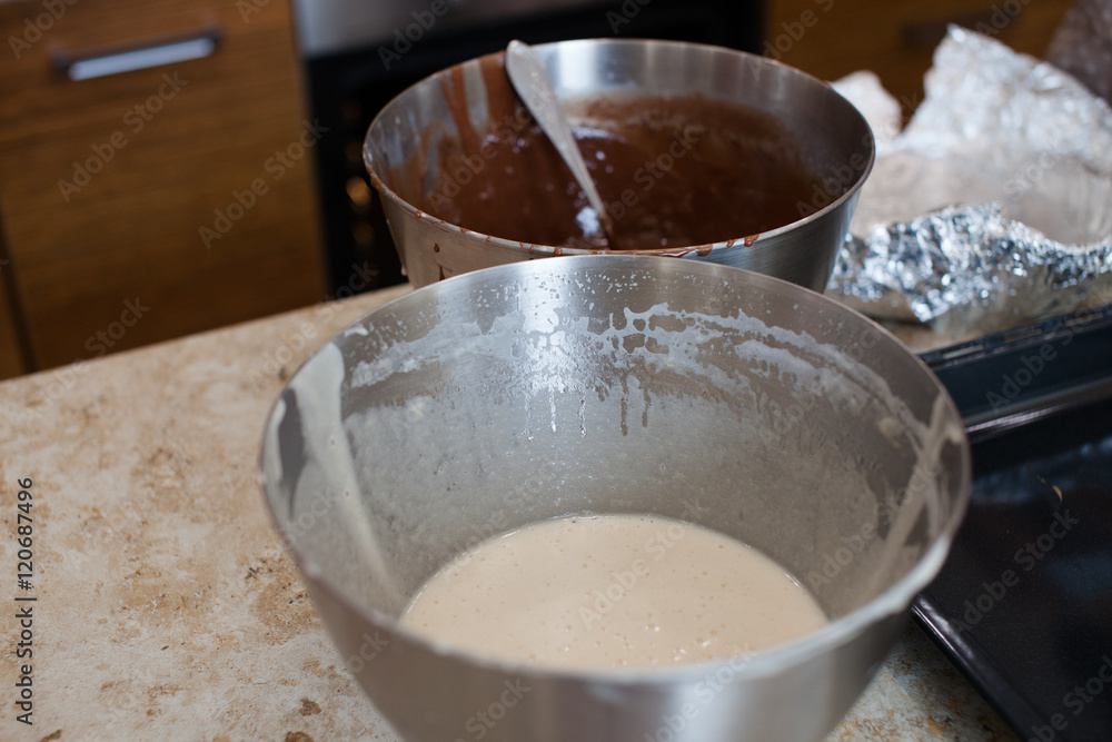 Bowls with the dough for the cake. Workshop.