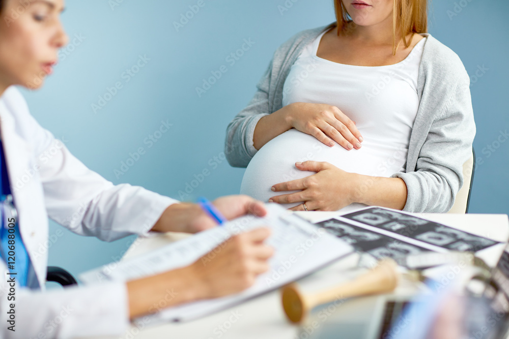 Obraz premium Visiting obstetrician