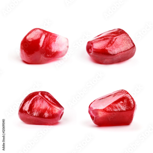 Foto Four perfect pomegranate seeds, isolated