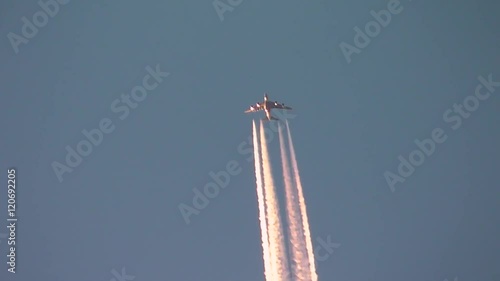 Vierstahliges Verkehrsflugzeug mit Kondensstreifen photo