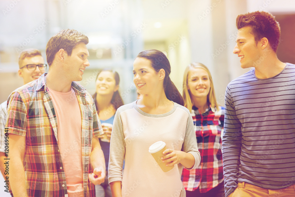 Obraz premium group of smiling students with paper coffee cups