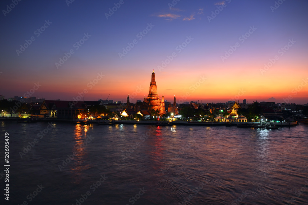 Naklejka premium Wat Arun at twilight in Bangkok