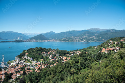 Luftbild von Laveno-Mombello, im Hintergrund Verbania am Lago Maggiore