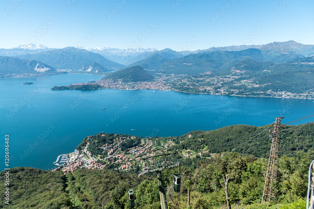 Blick in westlicher Richtung vom Sasso del Ferro auf den Lago Maggiore und der Bergwelt über Verbania