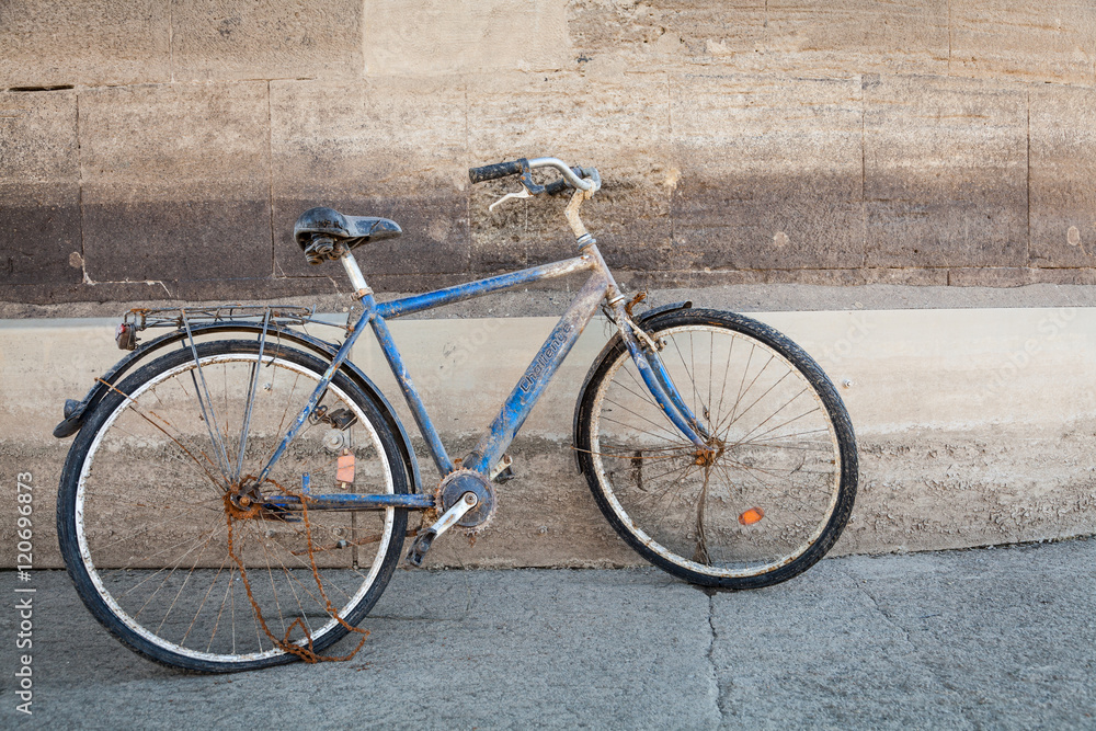 Kaputtes Altes Fahrrad an der Mauer