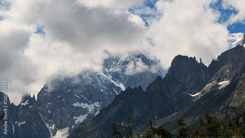 Monte Bianco tra le nubi - Val Ferret