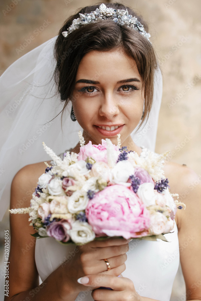 Naklejka premium gentle bride holding a beautiful bouquet of flowers
