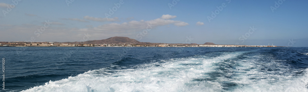 Fuerteventura, Isole Canarie: lo skyline di Corralejo con il Vulcano Bayuyo visti dall'Oceano Atlantico il 5 Settembre 2016