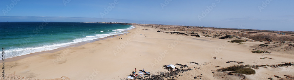 Fuerteventura, Isole Canarie: vista panoramica della Playa del Castillo, la spiaggia del Castello, una delle spiagge più famose dell'area nord ovest vicino a El Cotillo, il 31 agosto 2016 Fuerteventura, Isole Canarie: vista panoramica della Playa del Castillo, la spiaggia del Castello, una delle spiagge più famose dell'area nord ovest vicino a El Cotillo, il 31 agosto 2016