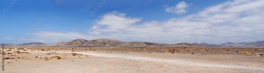 Fuerteventura, Isole Canarie: il paesaggio dell'isola visto dalla strada sterrata che da El Cotillo porta alle spiagge e alle scogliere dell'area nord ovest 