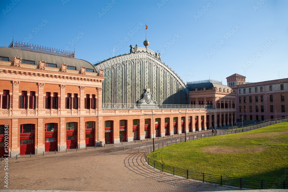 Obraz premium słoneczna fasada dworca kolejowego Madryt Atocha