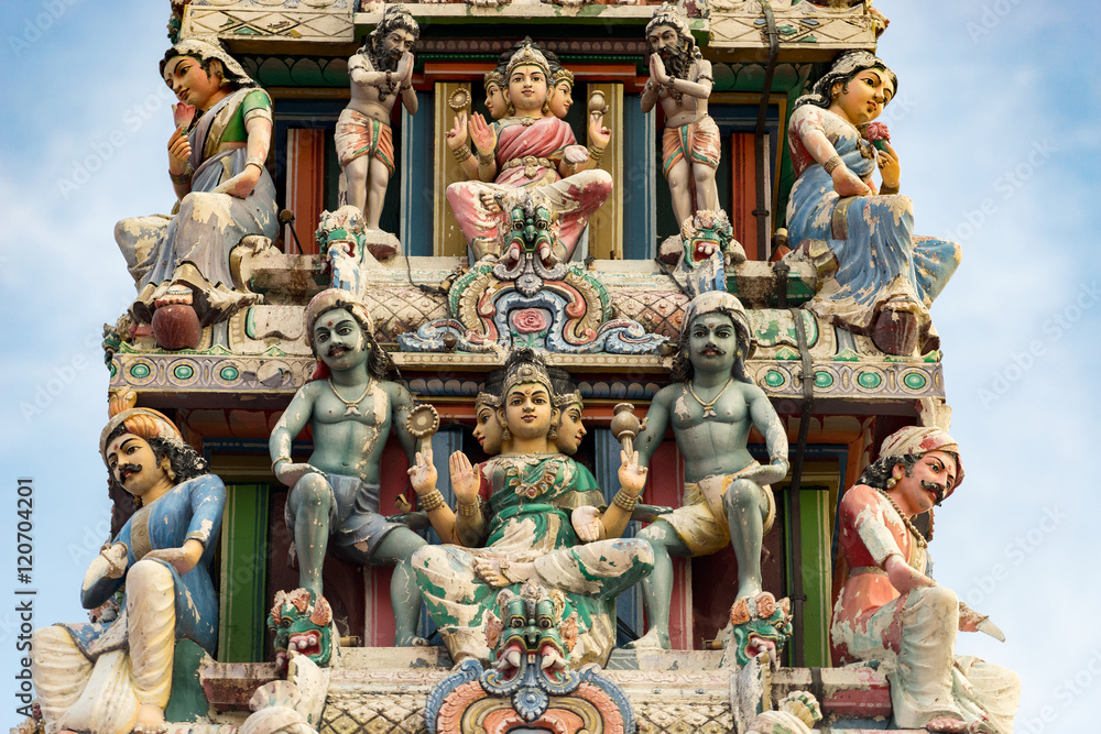 Fototapeta premium Hinduism statue of Sri Mariamman temple in Singapore