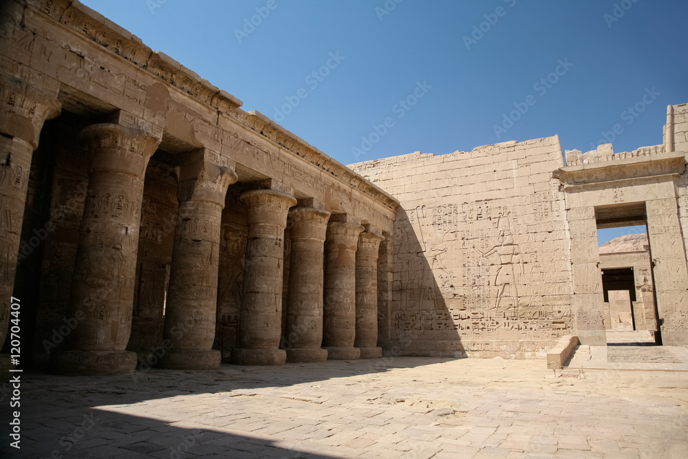 Obraz premium backyard of Medinet Habu Temple