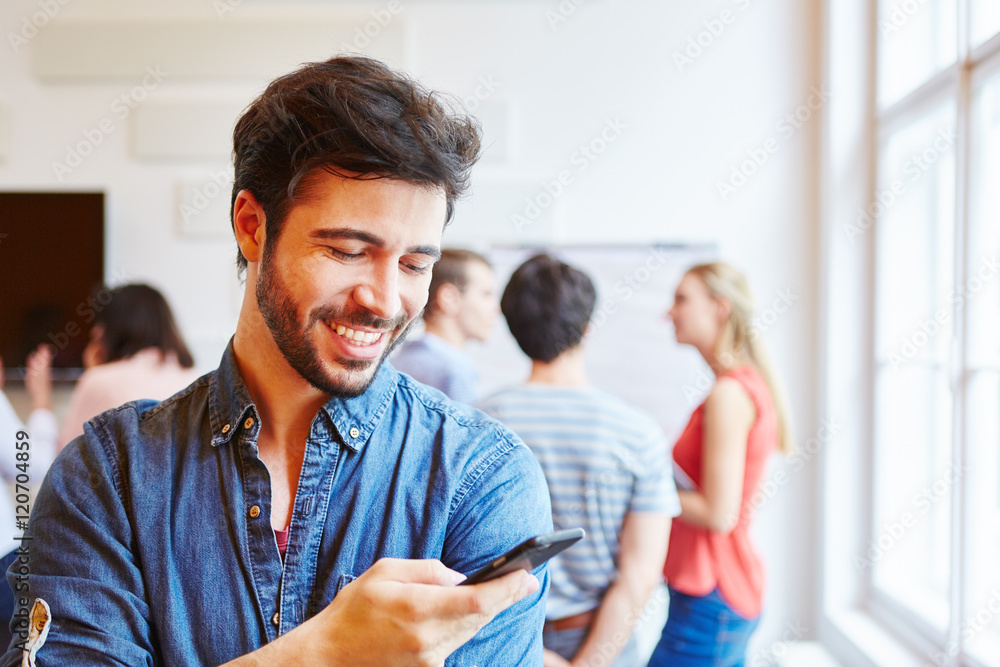 Entrepreneur freut sich über SMS Entrepreneur freut sich über SMS