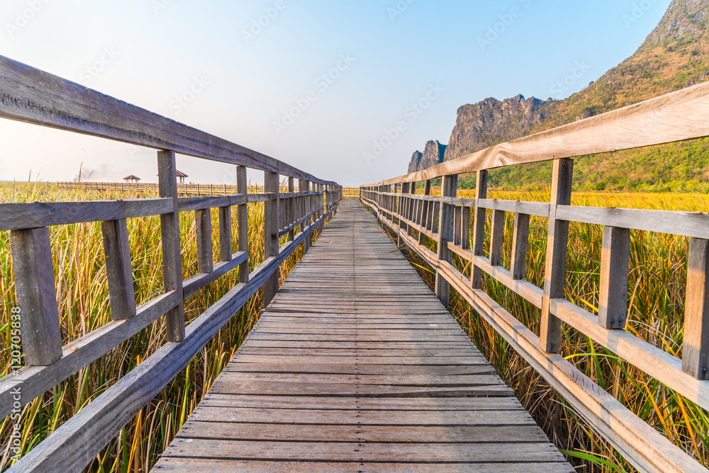 Obraz premium Wood bridge in sunset time at Sam Roi Yot National Park, Thailand