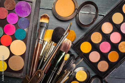 Makeup brushes and make-up eye shadows