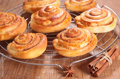 Wallpaper Mural cinnamon roll Torontodigital.ca