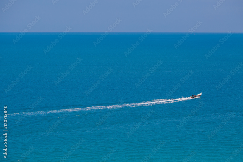 Naklejka premium The boat in the azure ocean