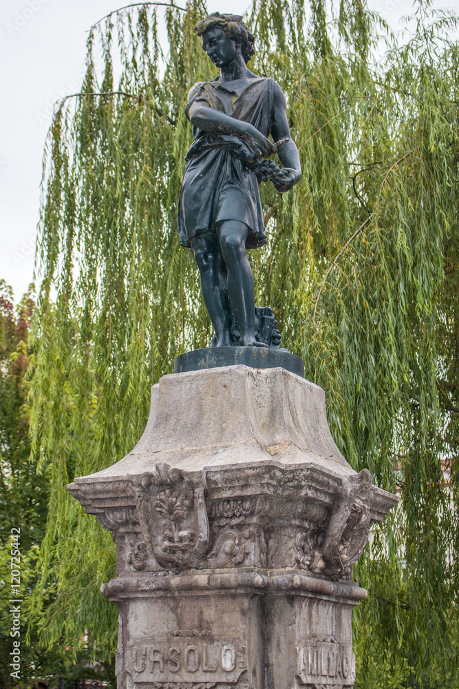 Fototapeta premium Fuente de Mercurio y estatua de Iparragirre en Gernika-Lumo Bizkaia