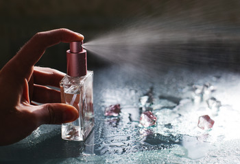 Fototapete Schönheitssalon Mann mit elegantem Parfum  © martina87