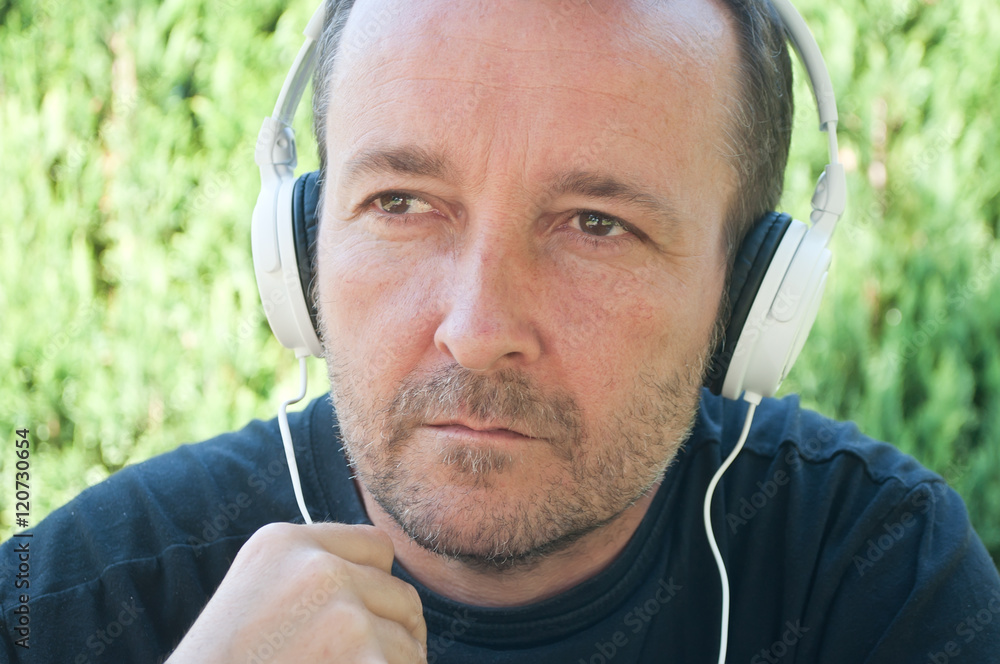 homme et Casque audio blanc sur la tête Photos | Adobe Stock