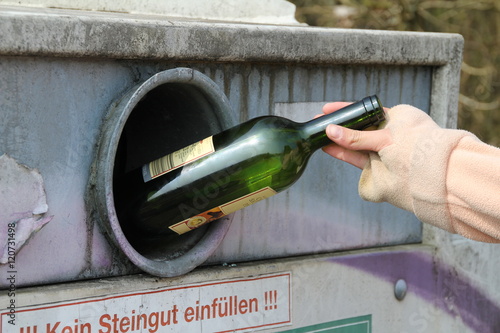 Glasflasche in Sammelcontainer
