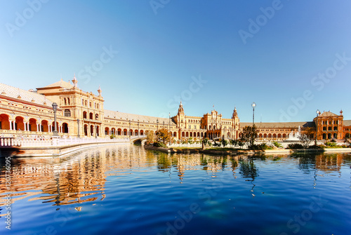 Obraz na płótnie Reflection of Spanish Square (Plaza de Espana) in Sevilla, Spain w salonie
