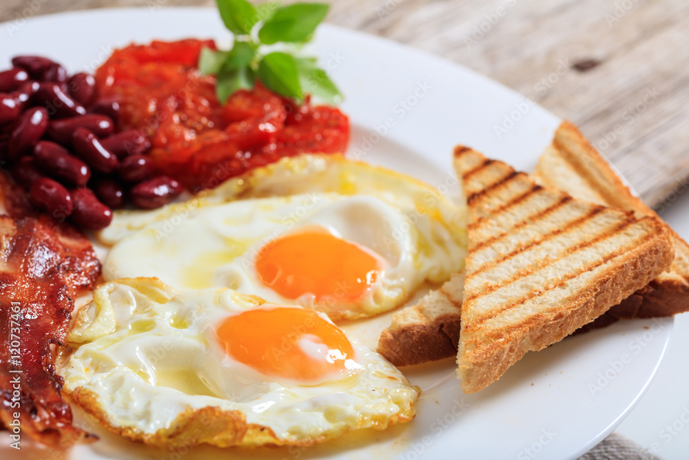 Fried eggs, bacon and red kidney beans Fried eggs, bacon and red kidney beans