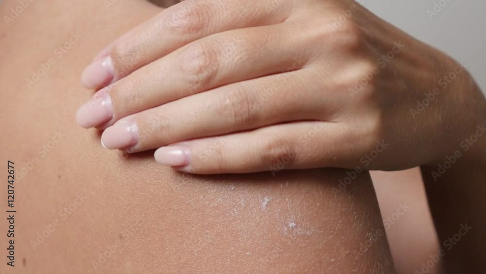 Slow motion Caucasian female applying body lotion on tanned back close-up 1920X1080 HD footage - Sensual woman moisturization of skin slow-mo 1080p FullHD video Slow motion Caucasian female applying body lotion on tanned back close-up 1920X1080 HD footage - Sensual woman moisturization of skin slow-mo 1080p FullHD video