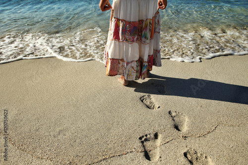 Quadro su tela footprints in the sand near the sea