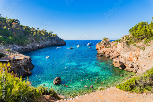 Śródziemnomorska zatoka idylliczna Cala Deia Mallorca