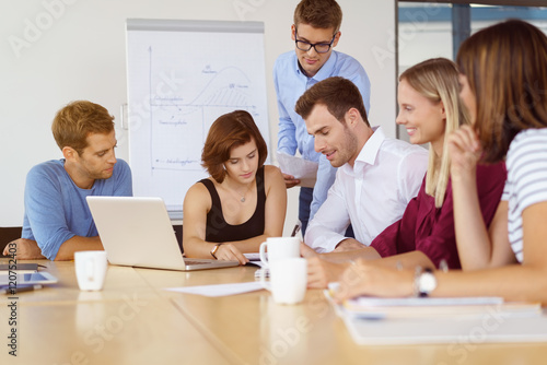 mitarbeiter in einem meeting im besprechungsraum