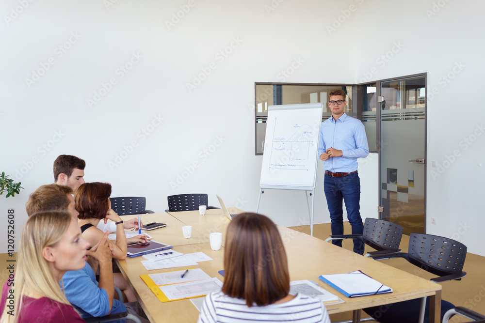 Fototapeta premium mitarbeiter meeting im besprechungsraum