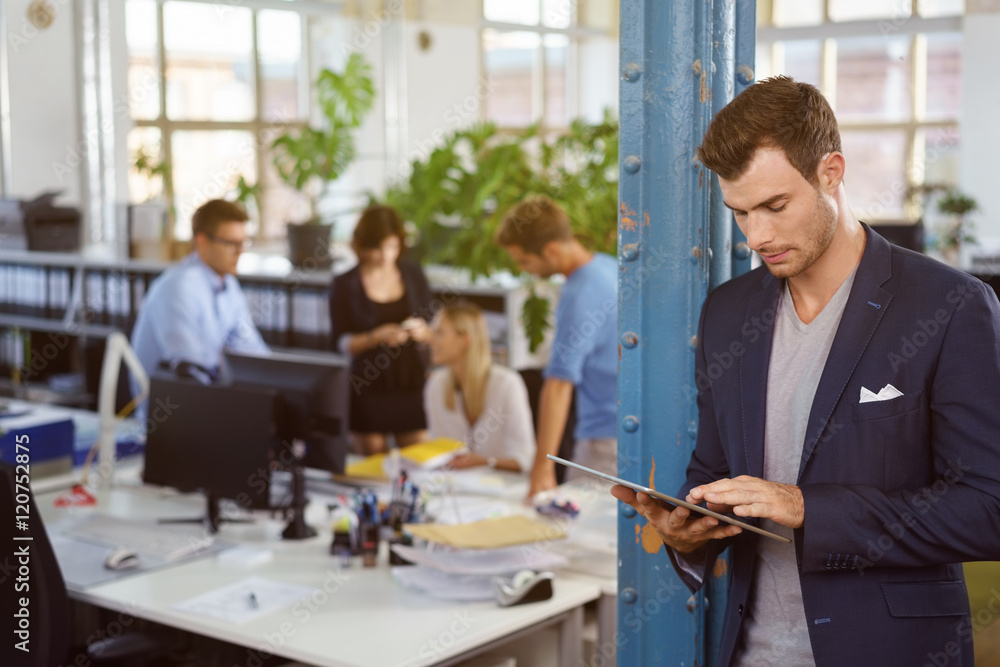 mitarbeiter im büro schaut auf tablet-pc mitarbeiter im büro schaut auf tablet-pc