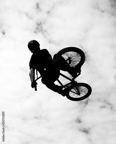 Fotografi Silhouette of bmx rider in action