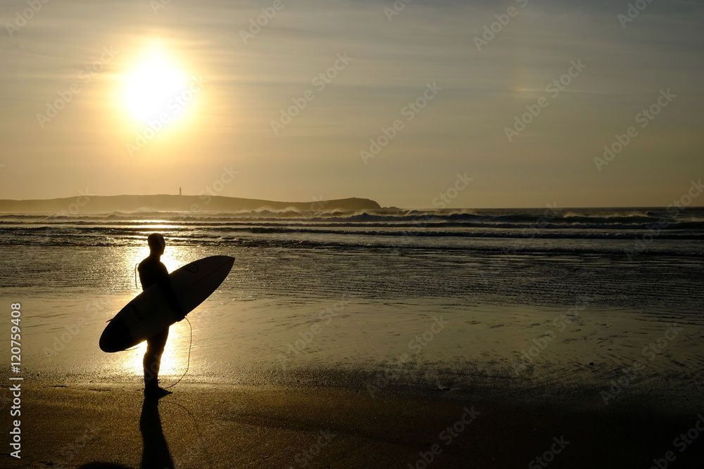 Surfista al tramonto