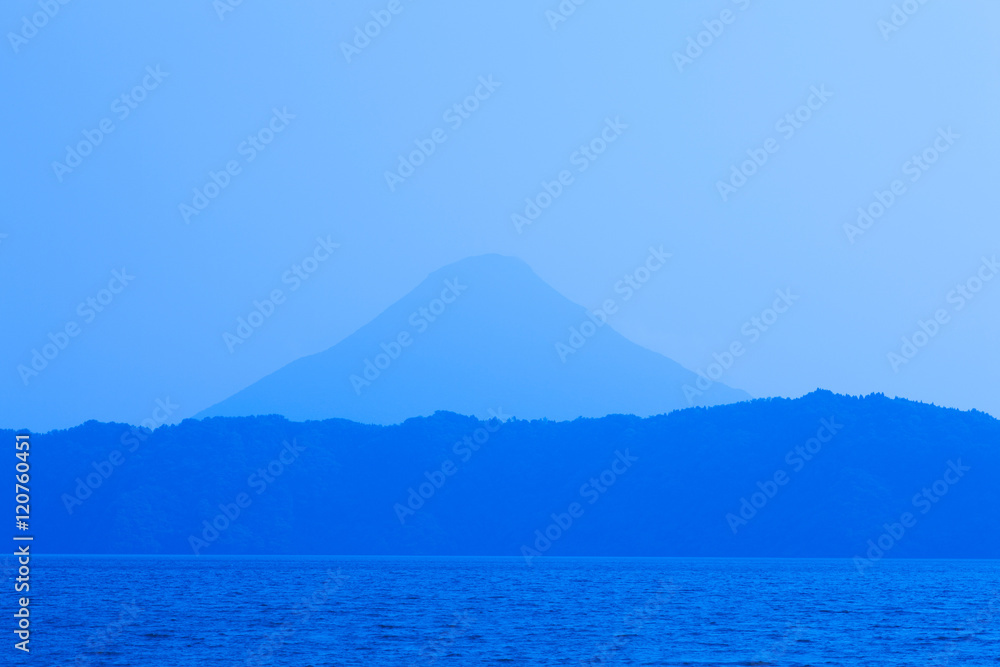 池田湖と開聞岳 