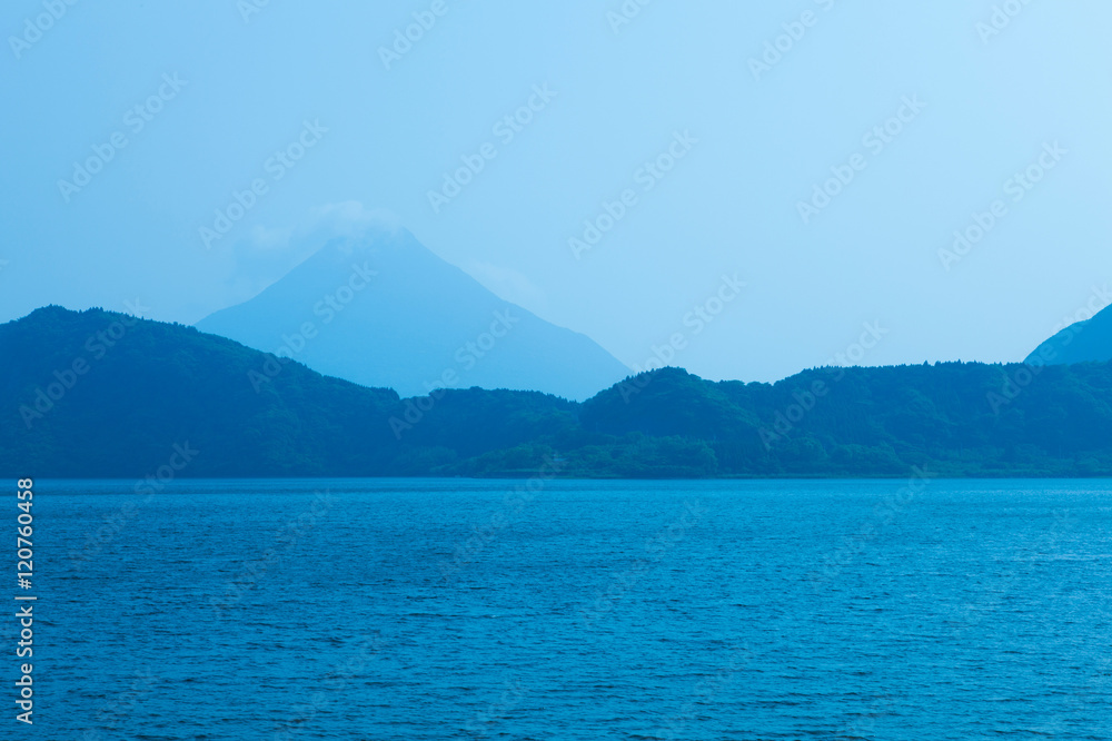 池田湖と開聞岳 