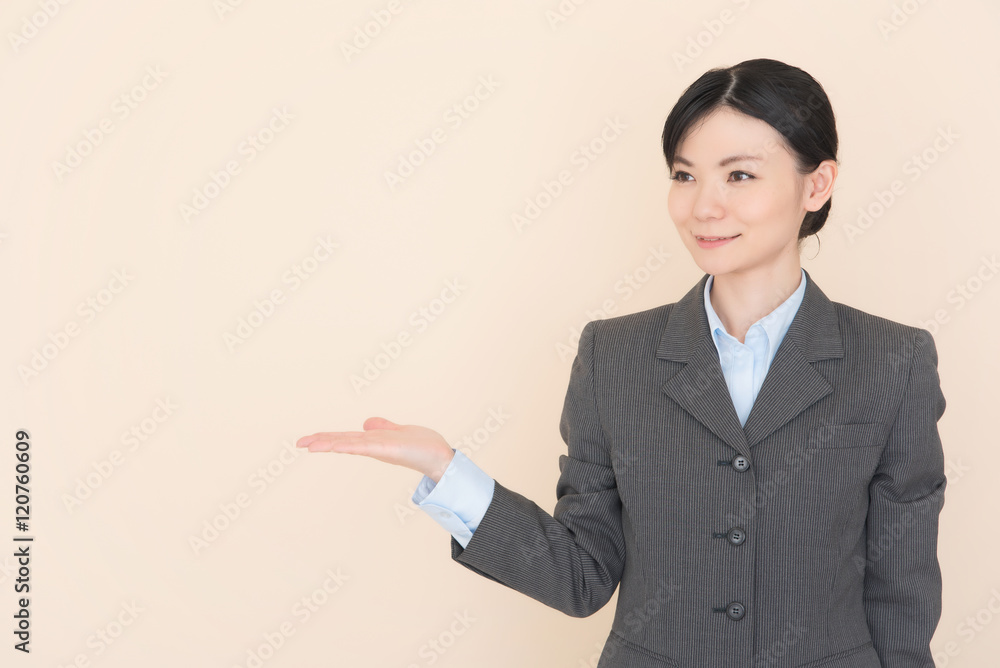スーツを着た女性