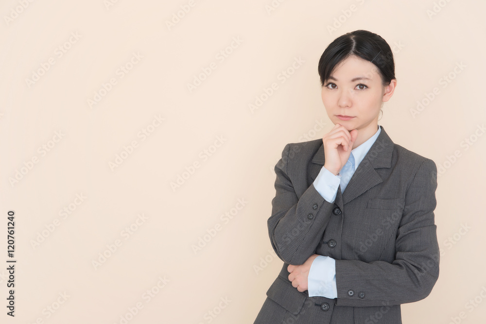 スーツを着た女性 スーツを着た女性