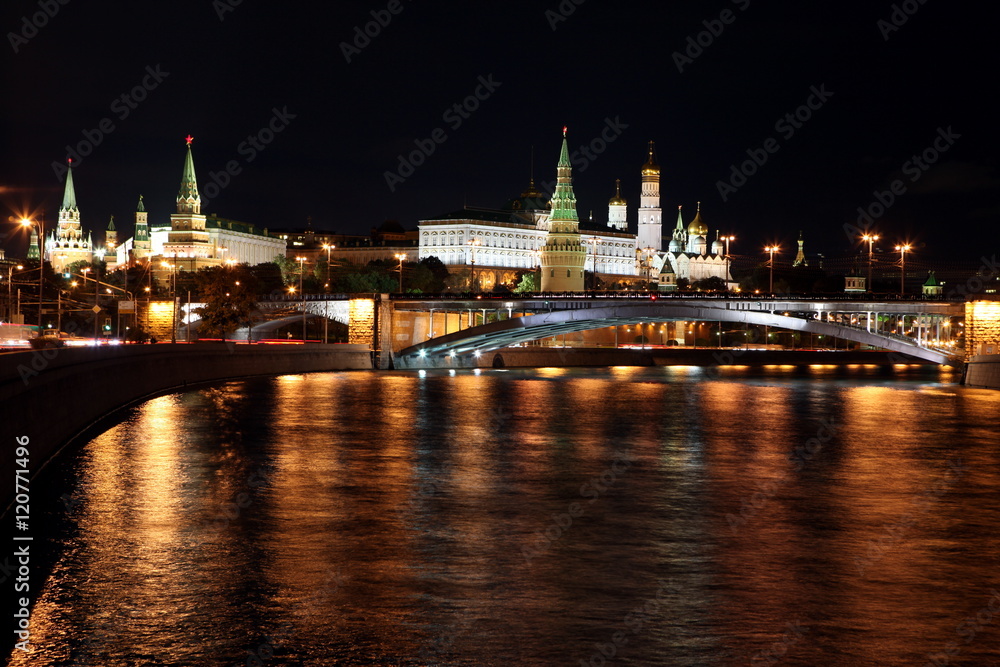 Obraz premium Famous and Beautiful Night View of Moskva river, Big Stone Bridg