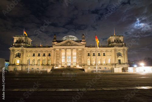 Deutscher Reichstag bei Nacht
