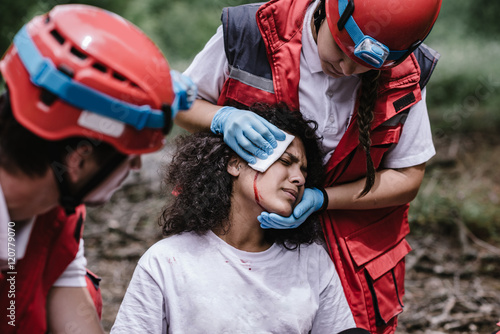 Obraz na plátně Rescue team treating injuries in the field