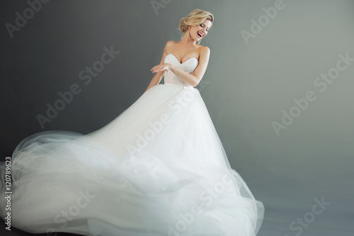 Murais de parede Charming young bride in luxurious wedding dress