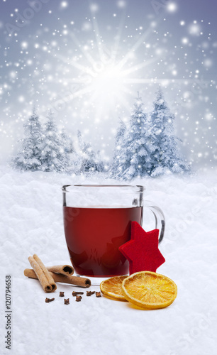 Verschneiter Weihnachtshintergrund mit Glühwein